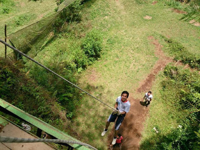 Menuruni wall climbing