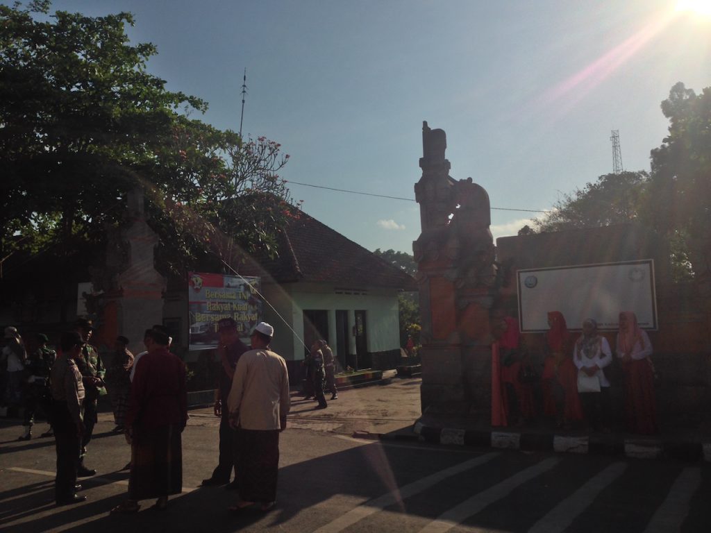 Pura depan masjid