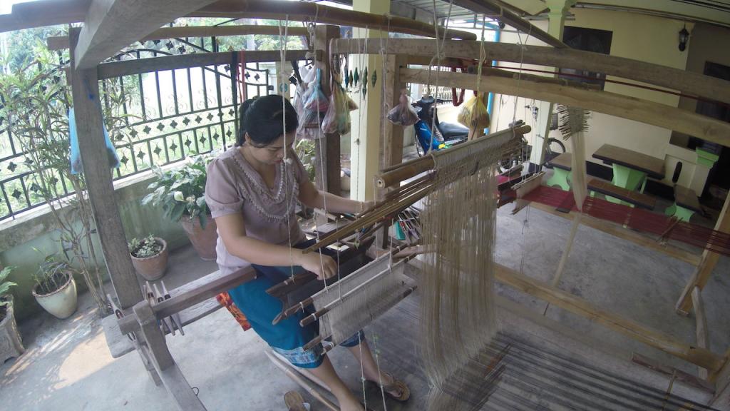 Pengrajin Tenun di Luang Prabang