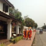 Kegiatan sehari-hari di Luang Prabang