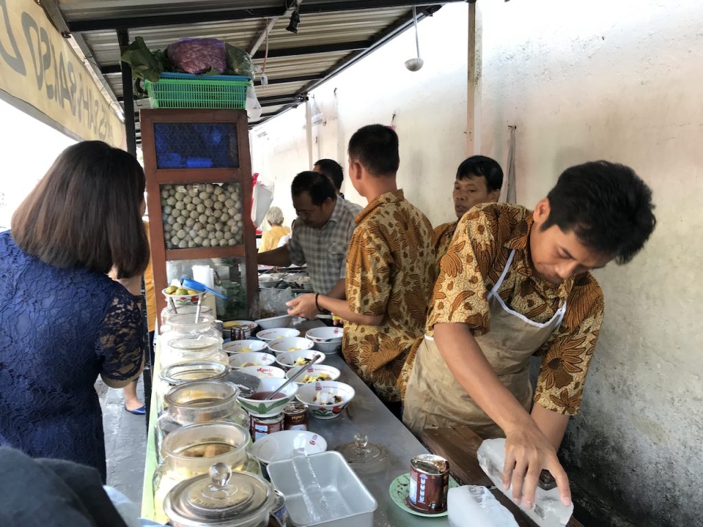 Penyajian es buah dan bakso