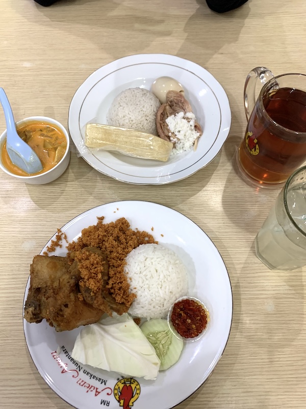 Rumah Makan Adem Ayem Solo - Ayam Goreng & Nasi Liwet