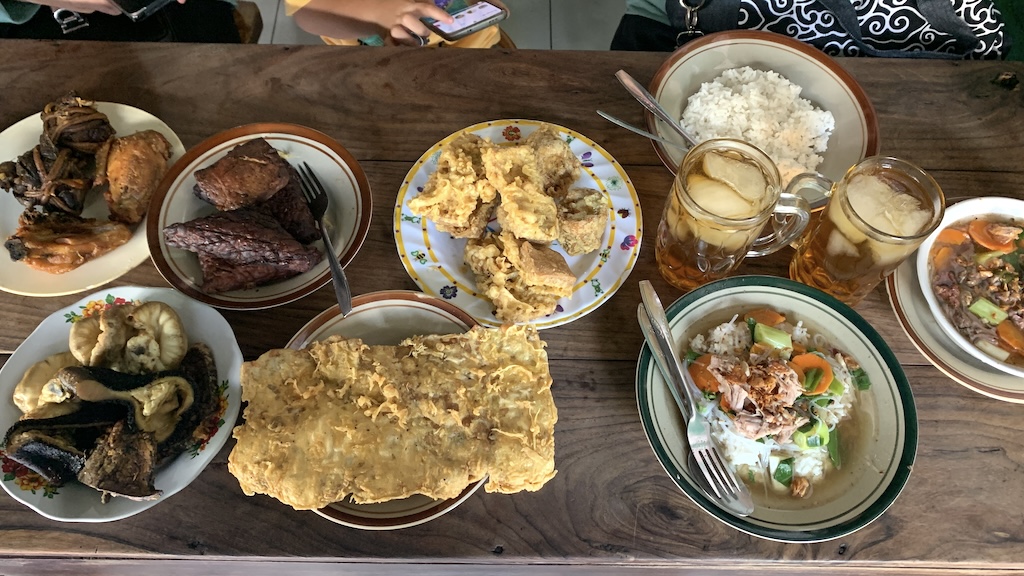 Nasi Sop, Lauk dan Kudapan