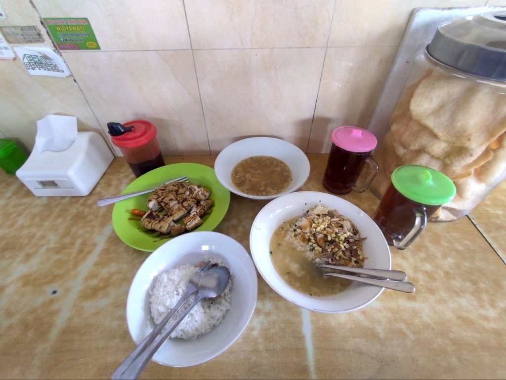 Satu Porsi Soto Podjok, Tahu & Teh Tawar