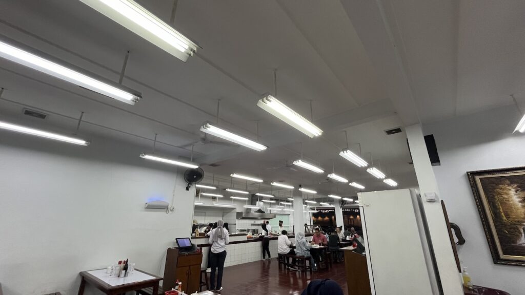 Suasana tempat makan