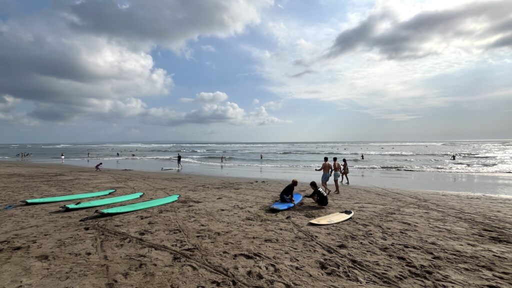 Kelas Surfing Pantai Batu Bolong