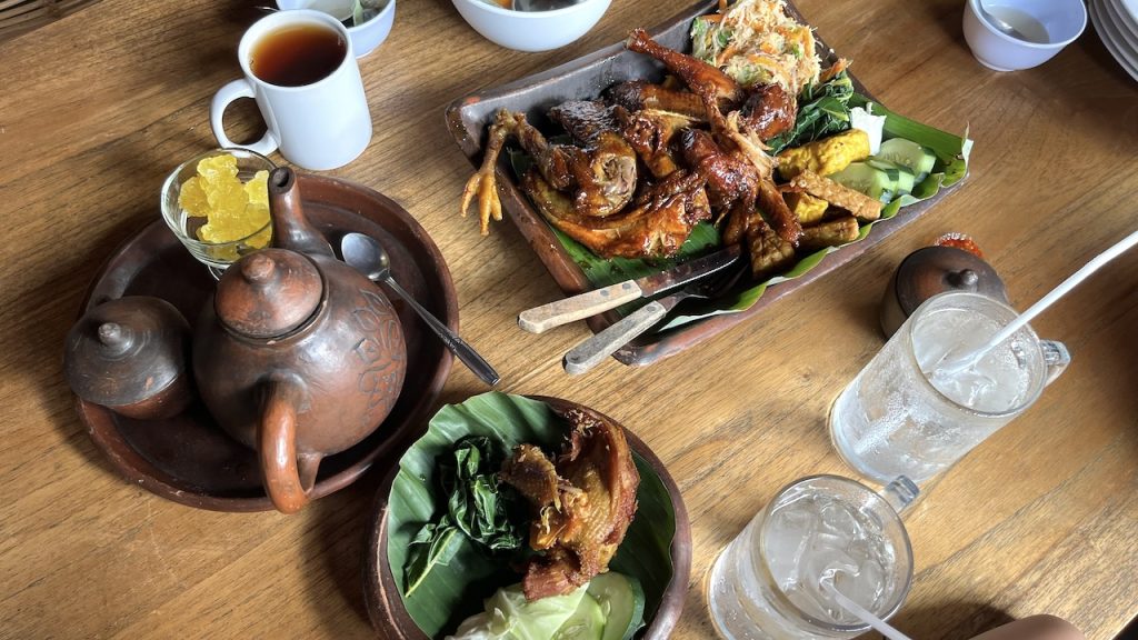 Paket Ayam Ingkung dan Teh Poci