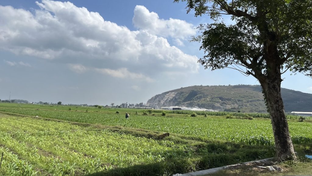 Suasana jalan di Puger