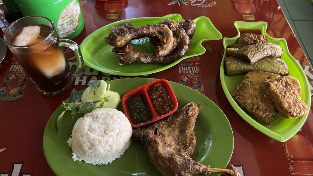 Bebek Goreng Palupi + Kepala + Tahu Tempe Terong + Es Teh